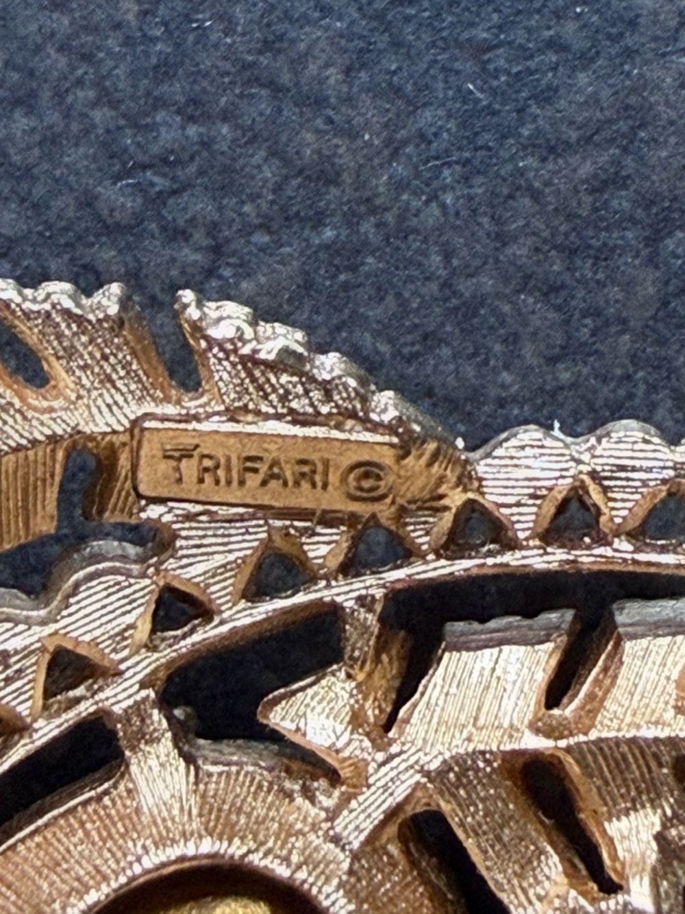 Vintage Mid-Century Crown Trifari Topaz Gold Fern Leaf Brooch - Picture 4 of 7